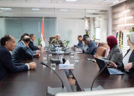 وزيرة البيئة تبحث مع رئيس مجلس إدارة الأتحاد المصرى للغرف السياحية مجالات التعاون الحالية و المستقبلية 