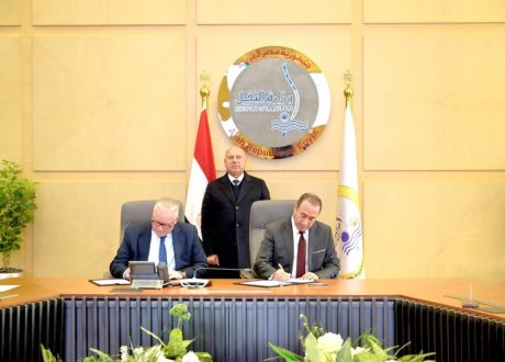 كامل الوزير يشهد توقيع مذكرة تفاهم بين ” الشركة القابضة للنقل البحرى والبرى” و ” شركة إيه پي موللر – ميرسك إيه / إس” 