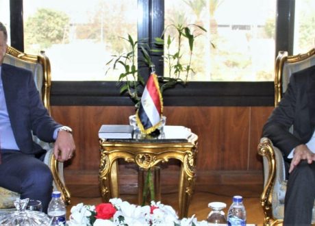 وزير الطيران المدني يبحث مع مستشفى كينجز كوليدج إنشاء مجمع طبي بمطار القاهرة لتعزيز السياحة العلاجية