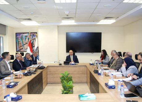 وزير قطاع الأعمال يستعرض تطوير صناعة الأدوية وتعزيز الإنتاج في الشركات التابعة