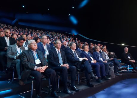 وزير الاتصالات يناقش التعاون الرقمي في MWC 2025 ببرشلونة