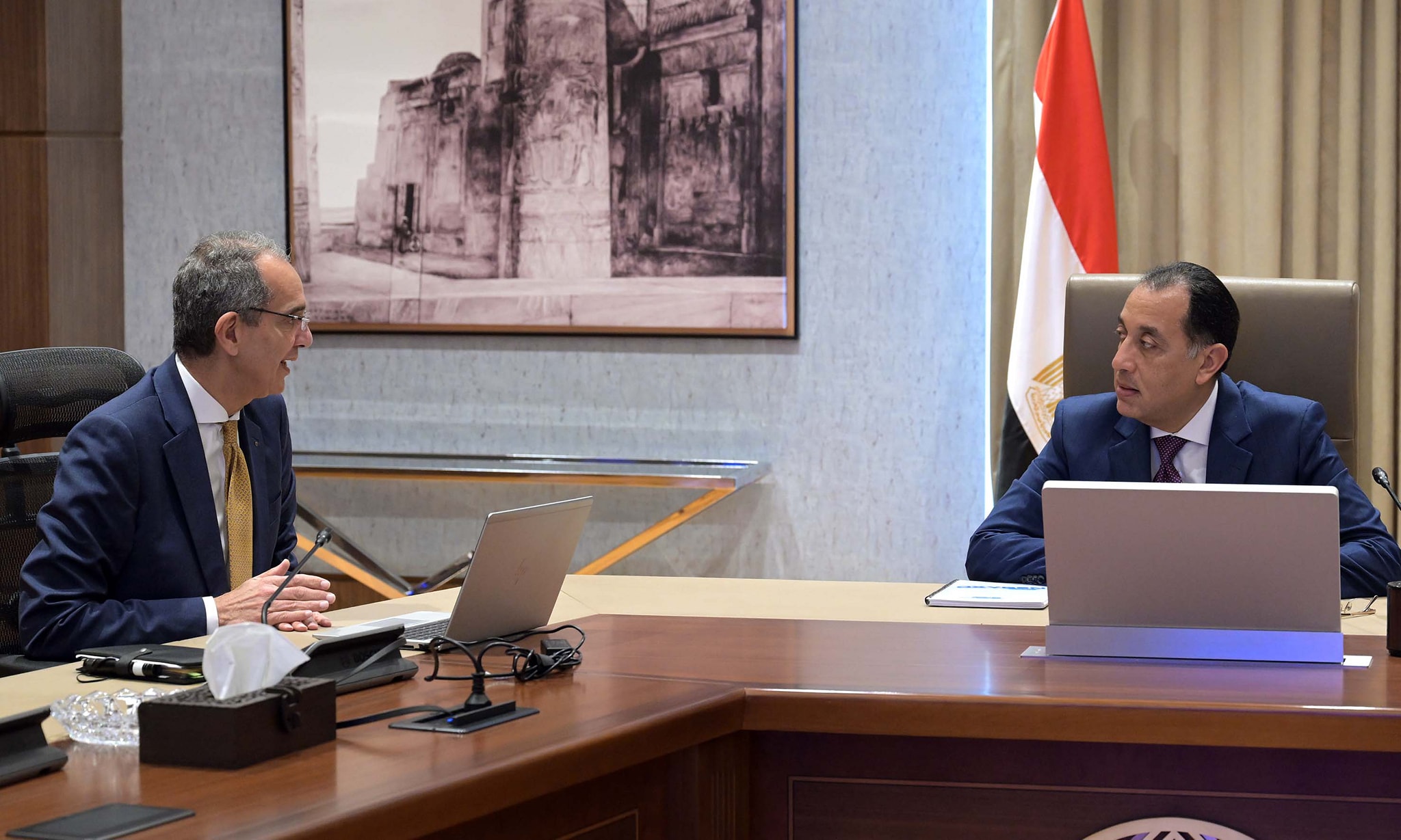 مدبولي ووزير الاتصالات يناقشان تعزيز التحول الرقمي وتوسيع خدمات منصة «مصر الرقمية»