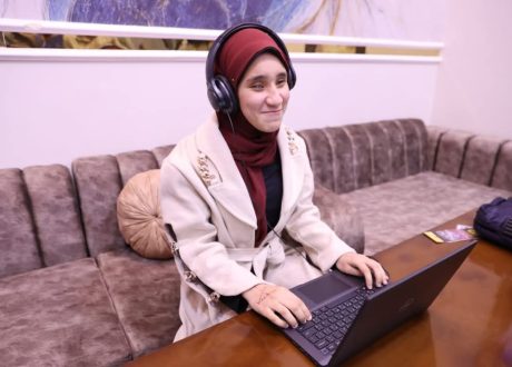  استجابة لمطلب طالبة بمدرسة النور للمكفوفين.. وزارة الاتصالات تسلم الطالبة “لاب توب” وتقدم لها منحة تدريبية لتحقيق حلمها في دراسة البرمجة