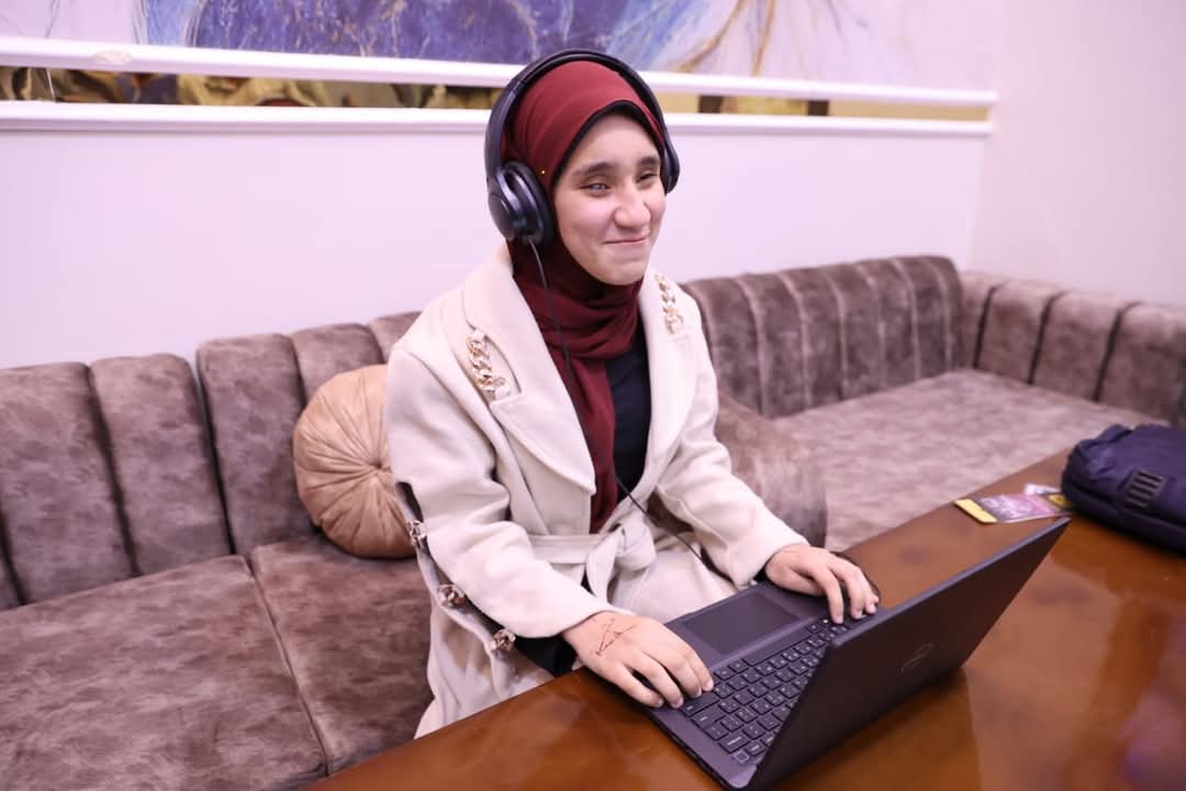  استجابة لمطلب طالبة بمدرسة النور للمكفوفين.. وزارة الاتصالات تسلم الطالبة “لاب توب” وتقدم لها منحة تدريبية لتحقيق حلمها في دراسة البرمجة