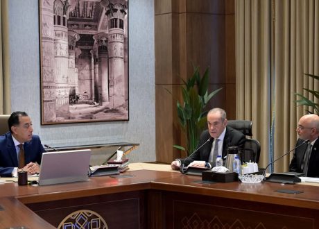 “رئيس الوزراء” يلتقي مسئولي مجموعة “المنصور للسيارات” لاستعراض خطط إنشاء مصنعهم الجديد بمدينة أكتوبر الجديدة و بدء الإنتاج