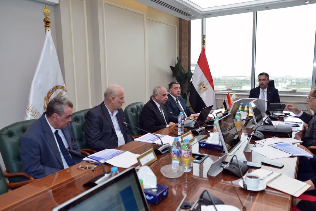 ︎ “وزير التموين” يعقد اجتماعًا مع شركة الإسكندرية للزيوت والصابون لبحث خطط التوسع وتحقيق استقرار السوق