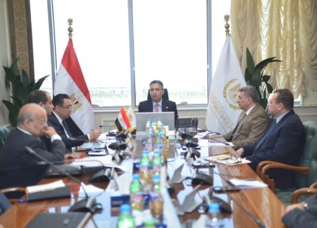 “وزير التموين” يؤكد على أهمية الرقابة على الذهب والمعادن الثمينة خلال اجتماع مع رئيس مصلحة الدمغة والموازين