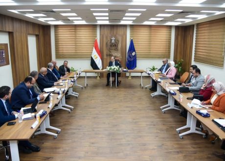 “رئيس هيئة الدواء “يعقد اجتماعًا موسعًا مع ممثلي نقابة الأطباء وجهاز الدمغة الطبية و غرفة الصناعة و الاتحاد العام للغرف التجارية
