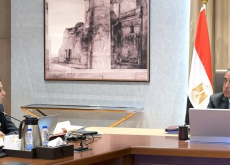 “رئيس الوزراء” يتابع مع وزيرة التضامن الاجتماعي ملفات عمل الوزارة
