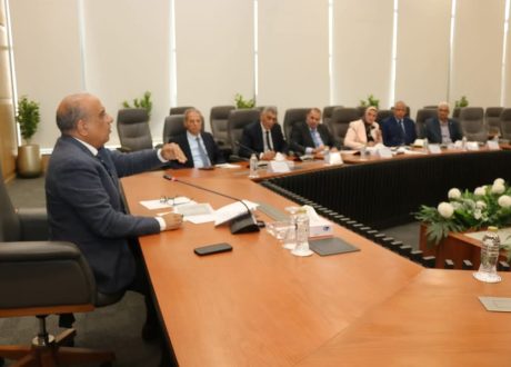“وزير الكهرباء” يواصل مراجعة الإجراءات الخاصة بتأمين التغذية الكهربائية خلال فصل الصيف