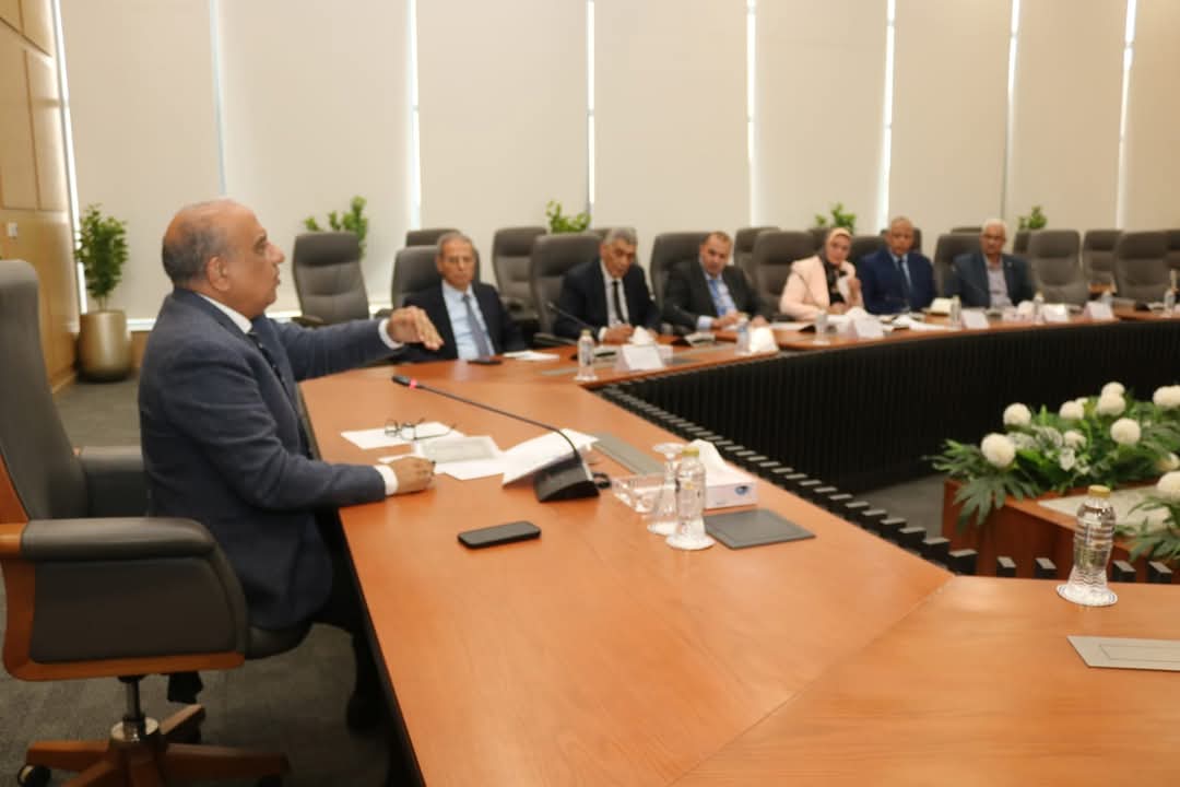 “وزير الكهرباء” يواصل مراجعة الإجراءات الخاصة بتأمين التغذية الكهربائية خلال فصل الصيف