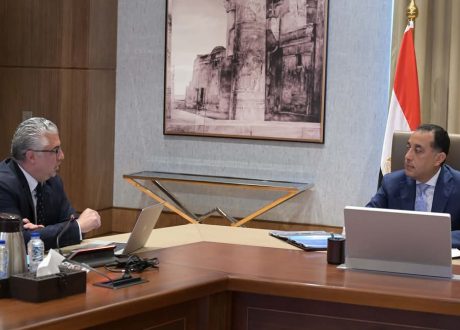“مدبولي ” يتابع مع رئيس الهيئة العامة للمنطقة الاقتصادية لقناة السويس مستجدات العمل وجهود جذب الاستثمارات