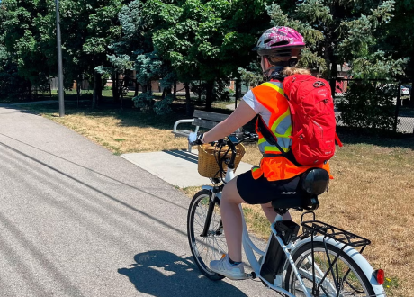 Toronto Univ. researcher uses bike under her mobile approach to collect data of changing air temperatures in cities