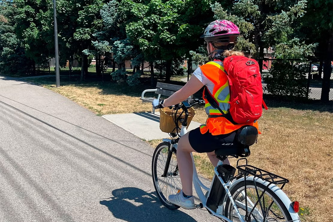 Toronto Univ. researcher uses bike under her mobile approach to collect data of changing air temperatures in cities