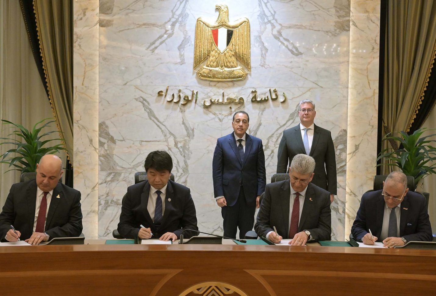 لتعزيز التحول الأخضر.. توقيع عقود مشروع مجمع البحر الأحمر للبتروكيماويات بالعين السخنة