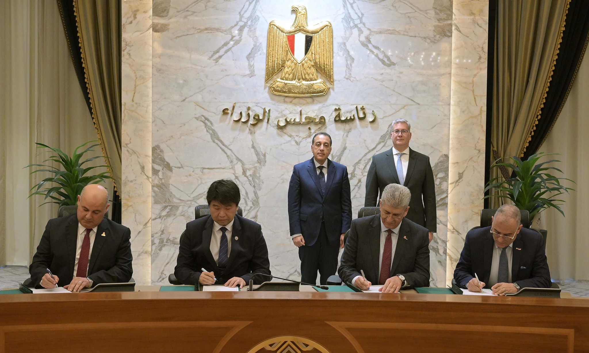 لتعزيز التحول الأخضر.. توقيع عقود مشروع مجمع البحر الأحمر للبتروكيماويات بالعين السخنة