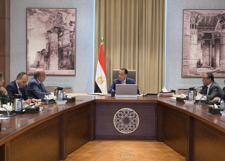 مدبولي يتابع مع وزير الكهرباء خطط مواجهة زيادة الأحمال ومشروعات الربط الإقليمي