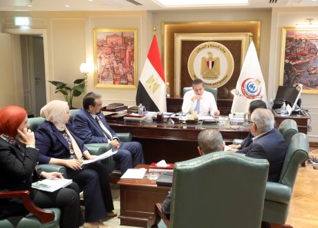 وزير الصحة يبحث دعم توطين صناعة الأدوية وترشيد الاستهلاك لتحقيق الاكتفاء الذاتي