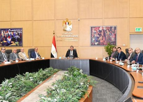 “وزير الإسكان” يعقد اجتماعًا لمتابعة مشروع تطوير موقع التجلي الأعظم فوق أرض السلام بمدينة سانت كاترين بسيناء