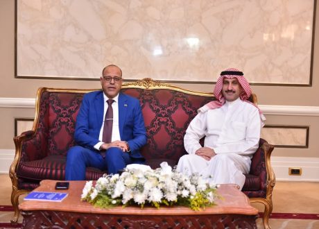 وزير العمل ومدير عام منظمة العمل العربية يُسلمان شهادات للمفتشين خريجي دورة تدريبية عن ” آليات وبرامج تشغيل الشباب في ظل التحول الرقمي”