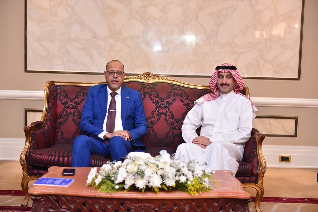 وزير العمل ومدير عام منظمة العمل العربية يُسلمان شهادات للمفتشين خريجي دورة تدريبية عن ” آليات وبرامج تشغيل الشباب في ظل التحول الرقمي”