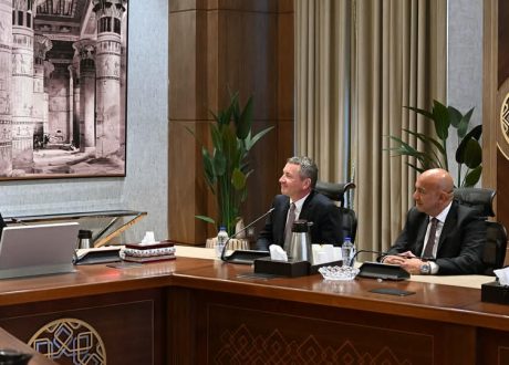رئيس الوزراء يستقبل نائب رئيس شركة “إكسون موبيل” العالمية لشئون الاستكشاف