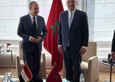 لقاء وزير الخارجية والهجرة مع وزير الصناعة والتجارة المغربي في الرباط