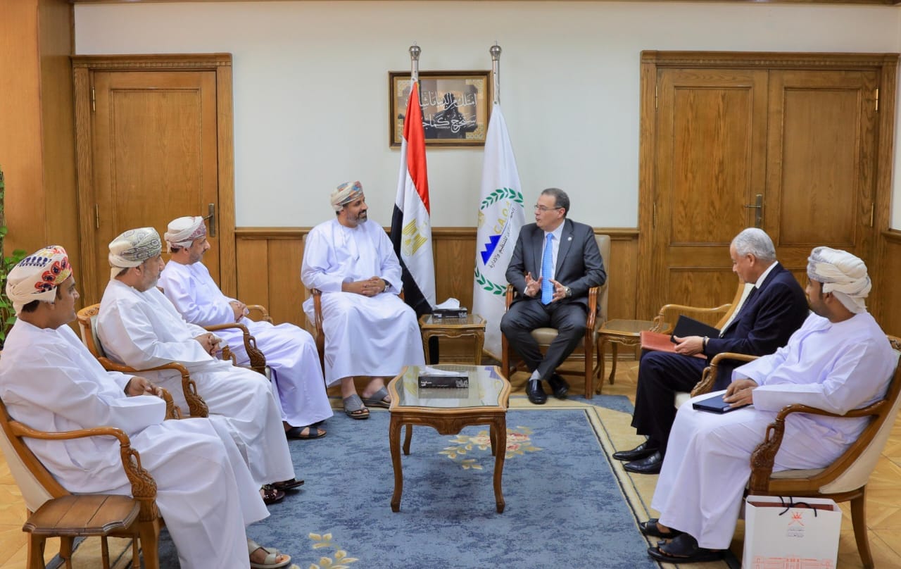 رئيس “التنظيم والإدارة” يستقبل وزير العمل العُماني لبحث التعاون في مجالات الموارد البشرية