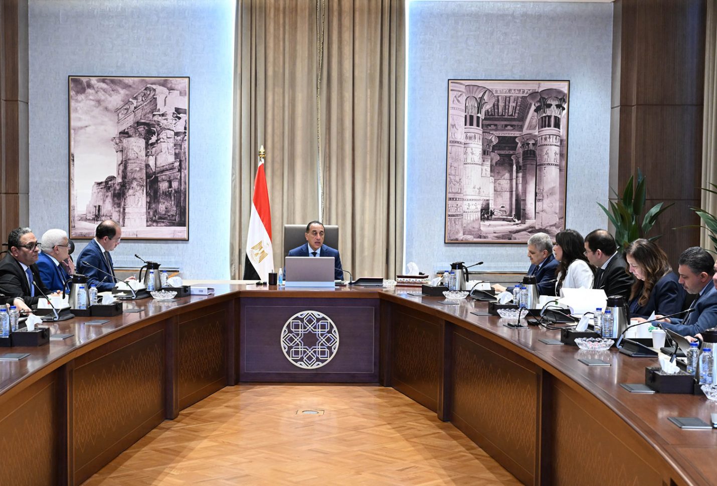 رئيس الوزراء يعقد اجتماعًا لمناقشة مقترحات خفض الدين العام وتعزيز الاستدامة المالية