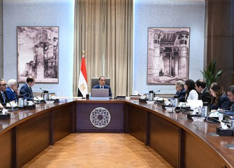 رئيس الوزراء يعقد اجتماعًا لمناقشة مقترحات خفض الدين العام وتعزيز الاستدامة المالية