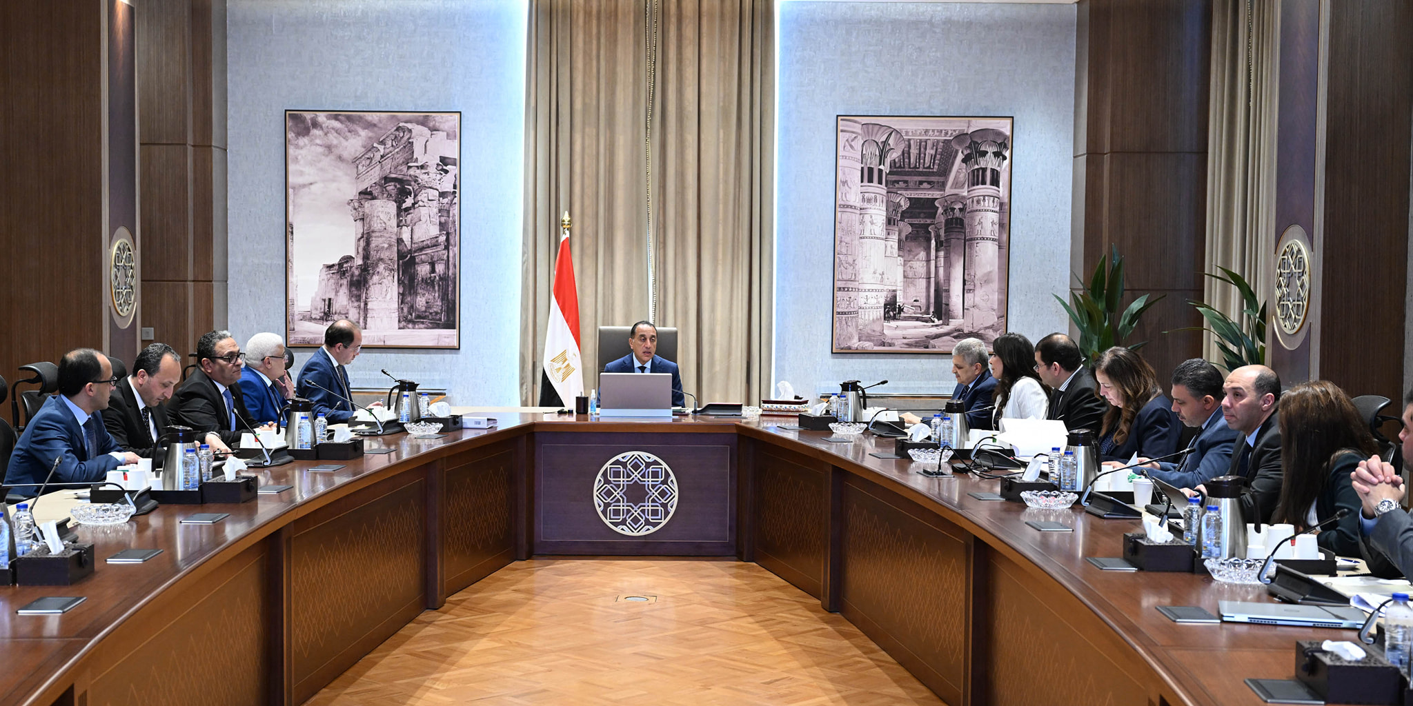 رئيس الوزراء يعقد اجتماعًا لمناقشة مقترحات خفض الدين العام وتعزيز الاستدامة المالية