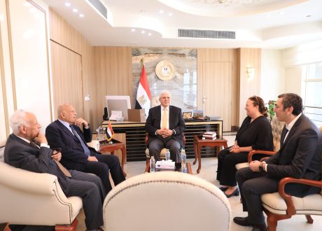وزير التعليم العالي يلتقي الدكتور مجدي يعقوب ويؤكد دعم التعاون بين مؤسسة القلب وجامعة أسوان