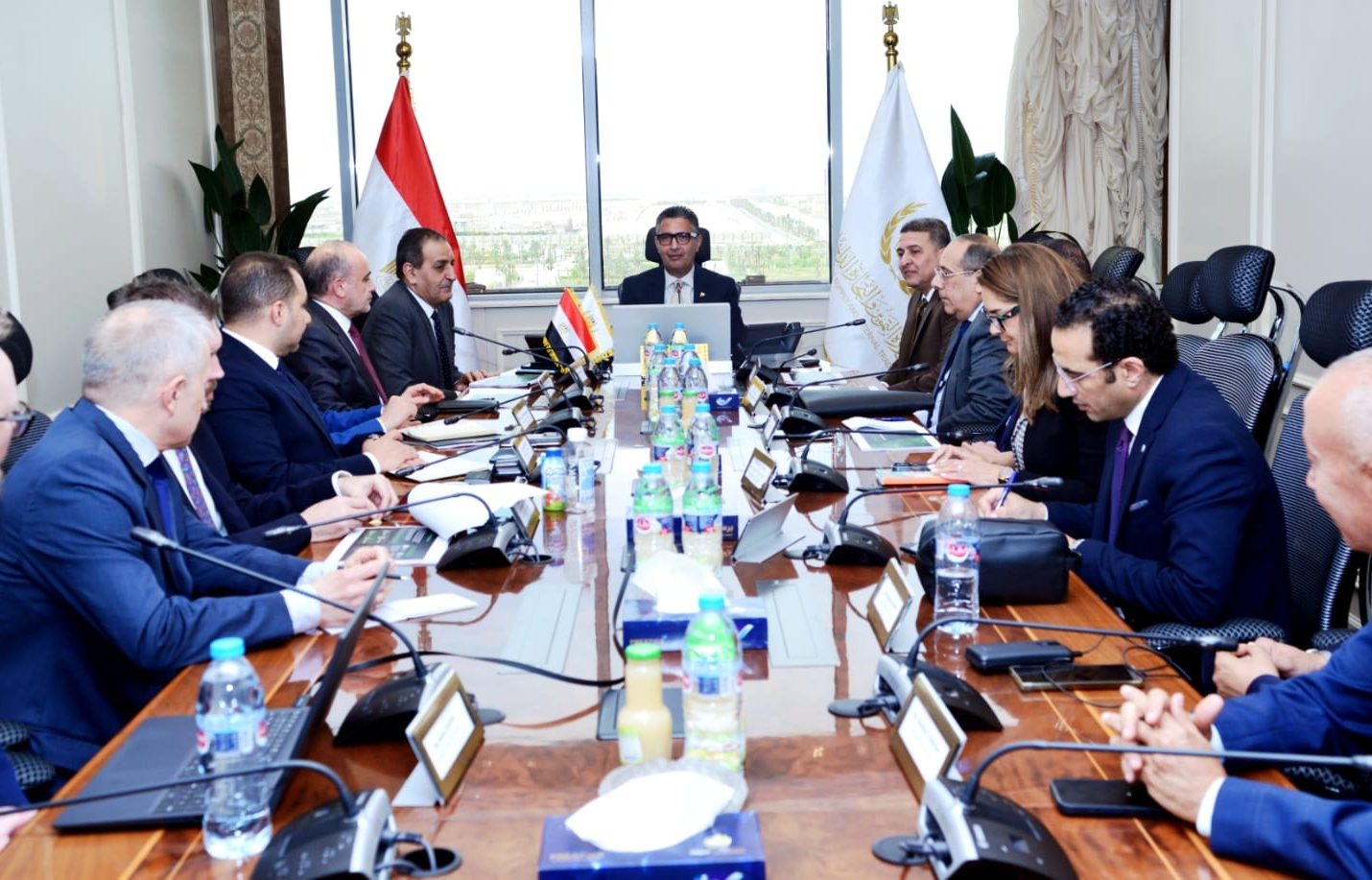 وزير التموين يبحث مع وفد روسي تطبيق نظام تتبع رقمي للقمح والدقيق لتعزيز الأمن الغذائي