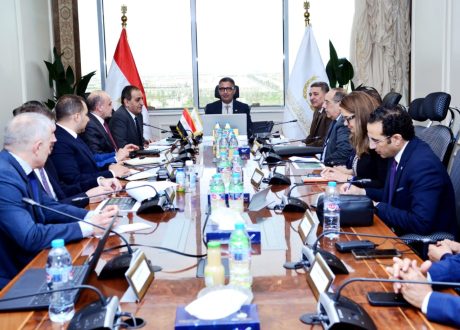 وزير التموين يبحث مع وفد روسي تطبيق نظام تتبع رقمي للقمح والدقيق لتعزيز الأمن الغذائي