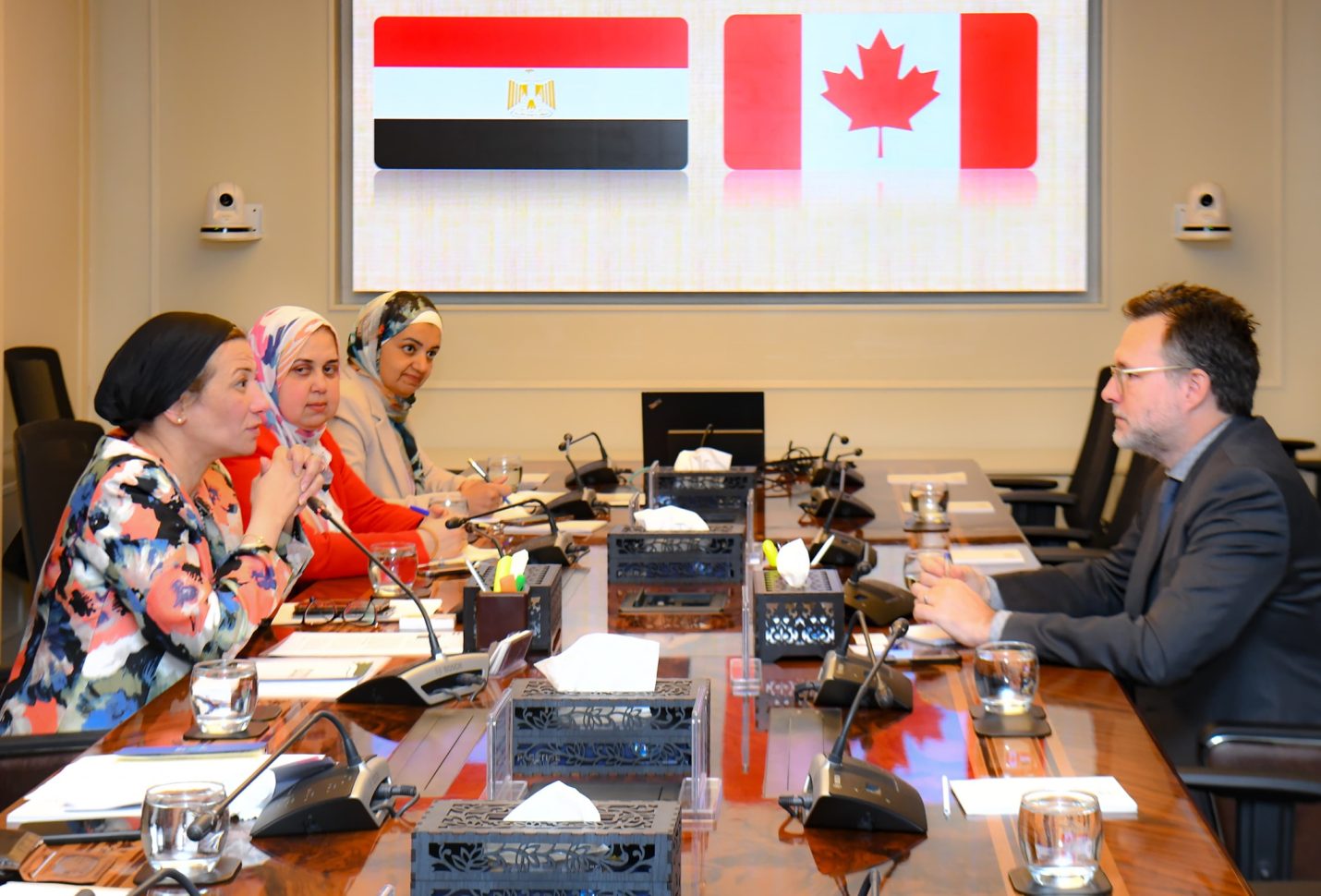 وزيرة البيئة تبحث مع سفير كندا تعزيز التعاون في مجالات الاقتصاد الأخضر ومكافحة التلوث