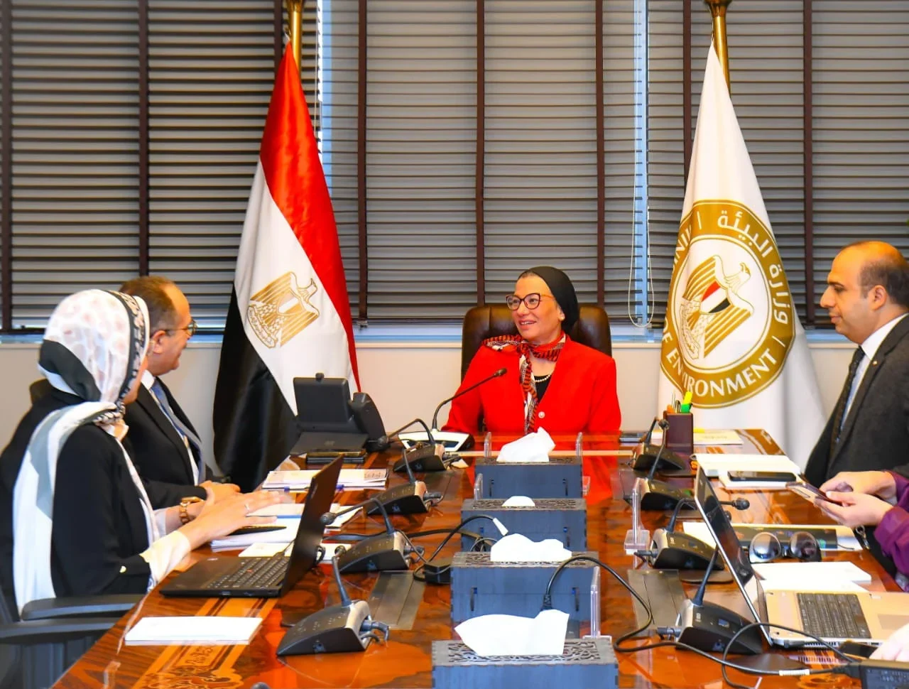 وزيرة البيئة تبحث مع شركة المقاولون العرب تعزيز إعادة تدوير المخلفات الصناعية