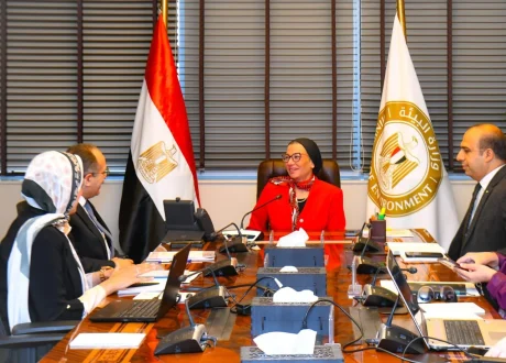 وزيرة البيئة تبحث مع شركة المقاولون العرب تعزيز إعادة تدوير المخلفات الصناعية