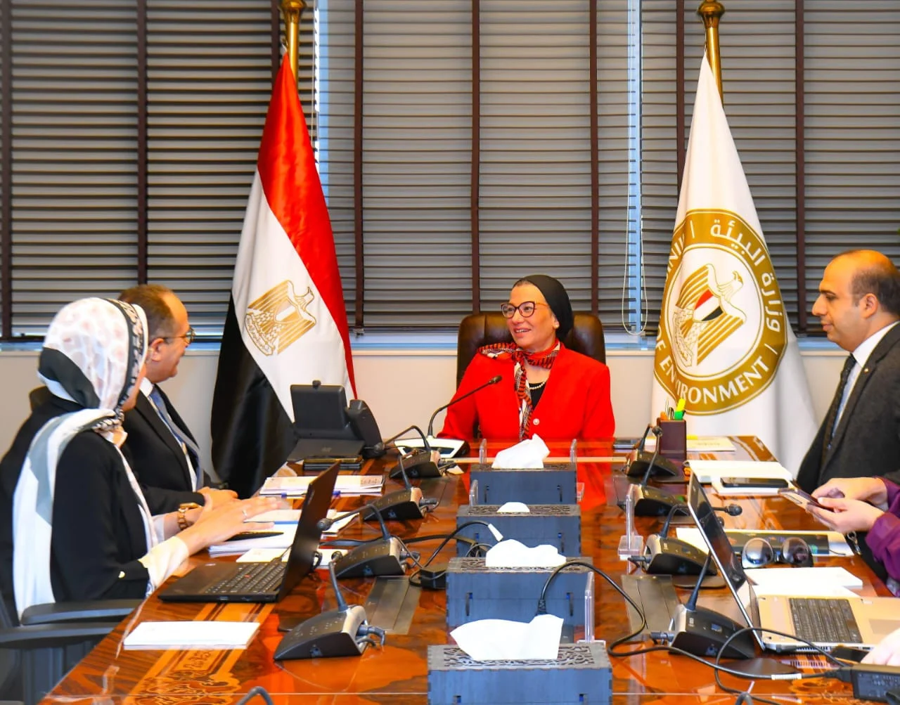 وزيرة البيئة تبحث مع شركة المقاولون العرب تعزيز إعادة تدوير المخلفات الصناعية