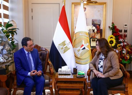  وزيرة التنمية المحلية تلتقي وزير التنمية الإدارية الأسبق