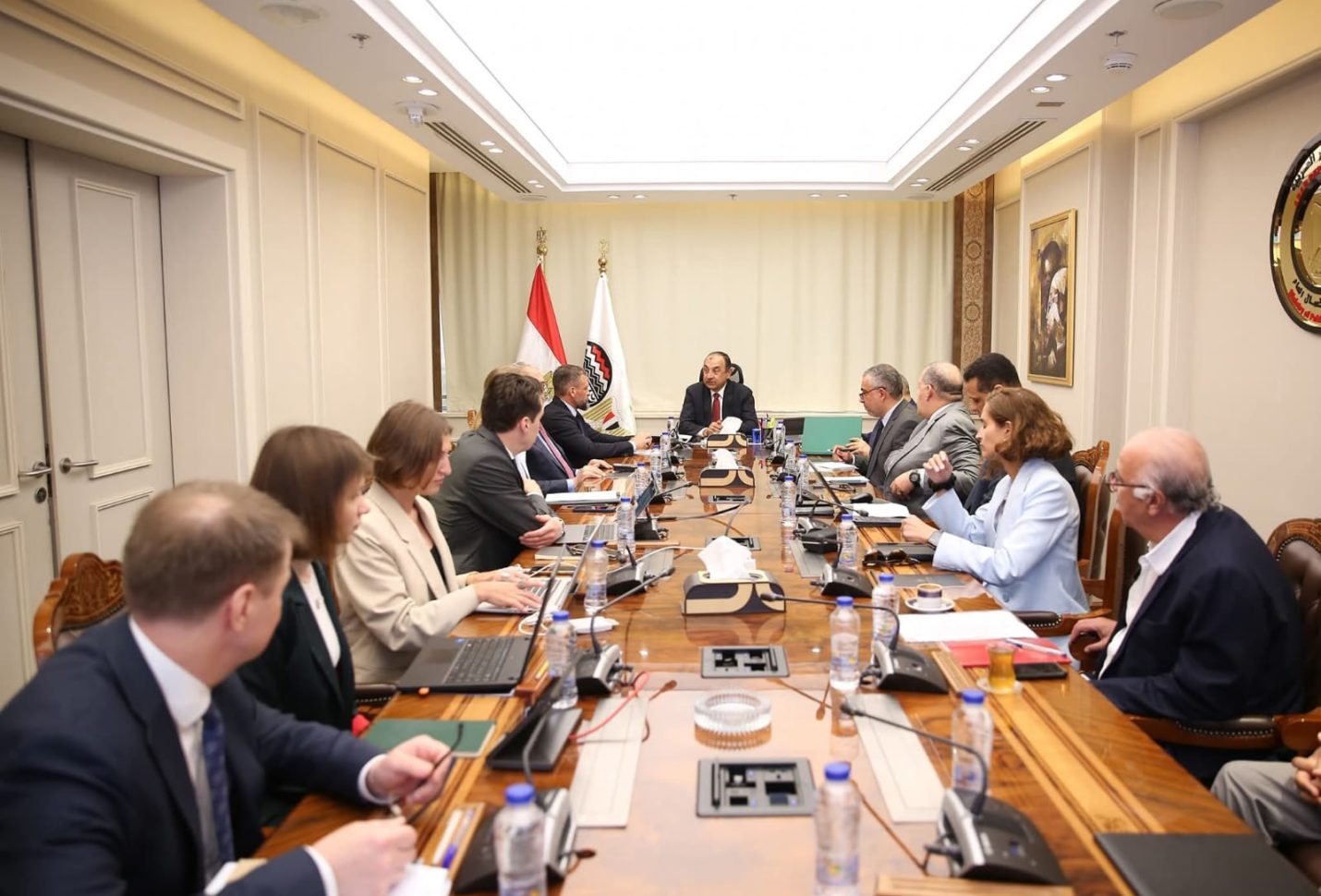 وزير قطاع الأعمال العام يبحث مع تحالف بقيادة “روسال” الروسية سبل التعاون في مجال الألومنيوم
