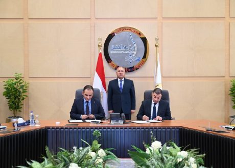 كامل الوزير:يشهد توقيع عقد ترخيص شركة “رحلة رايدز لتنظيم خدمات النقل البري” للعمل في مجال نقل الركاب باستخدام نظام تكنولوجيا المعلومات