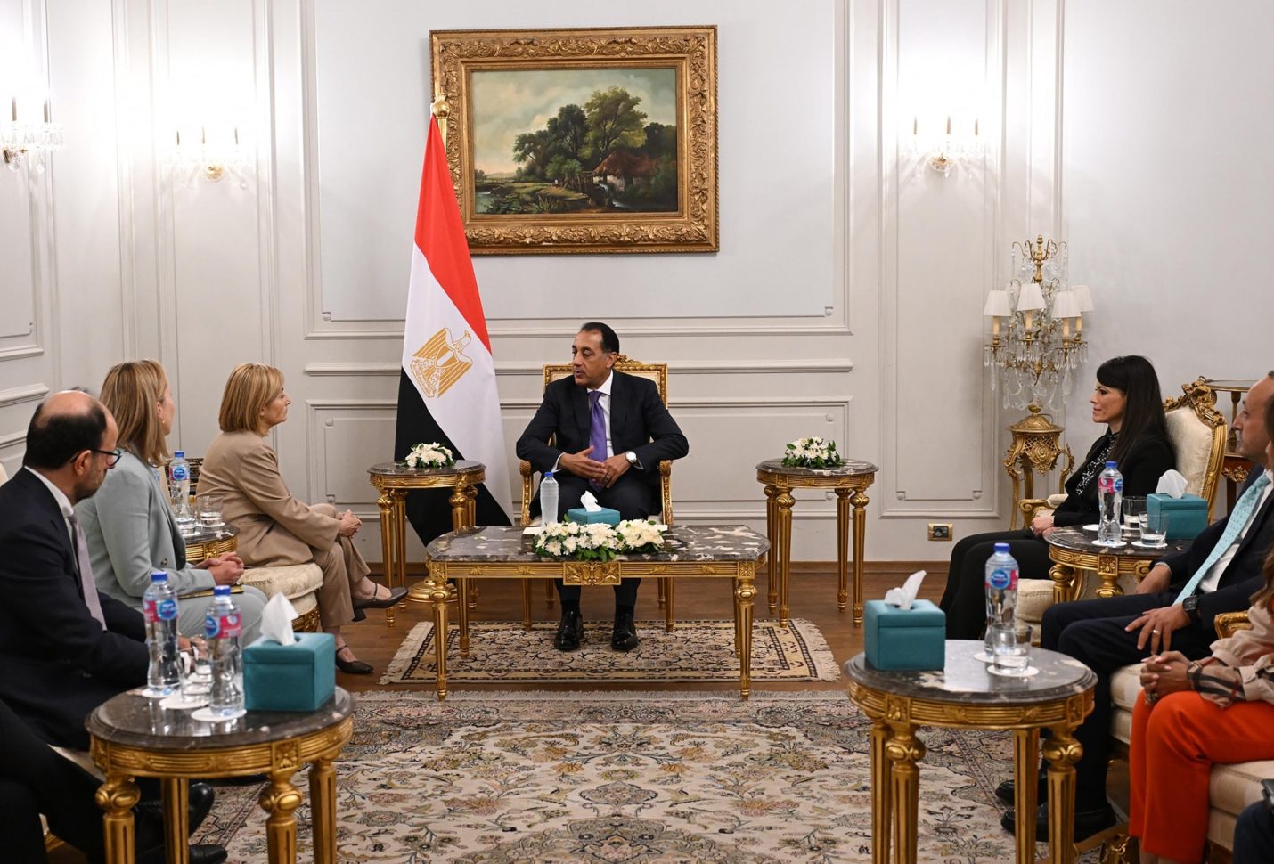 رئيس الوزراء يبحث مع بنك الاستثمار الأوروبي تعزيز الشراكة التنموية ودعم القطاع الخاص المصري