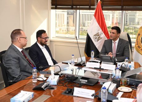  وزير الصناعة يبحث مع مسؤولي شركة جوتن مصر للدهانات خططها التوسعية وجهود تعميق التصنيع المحلي