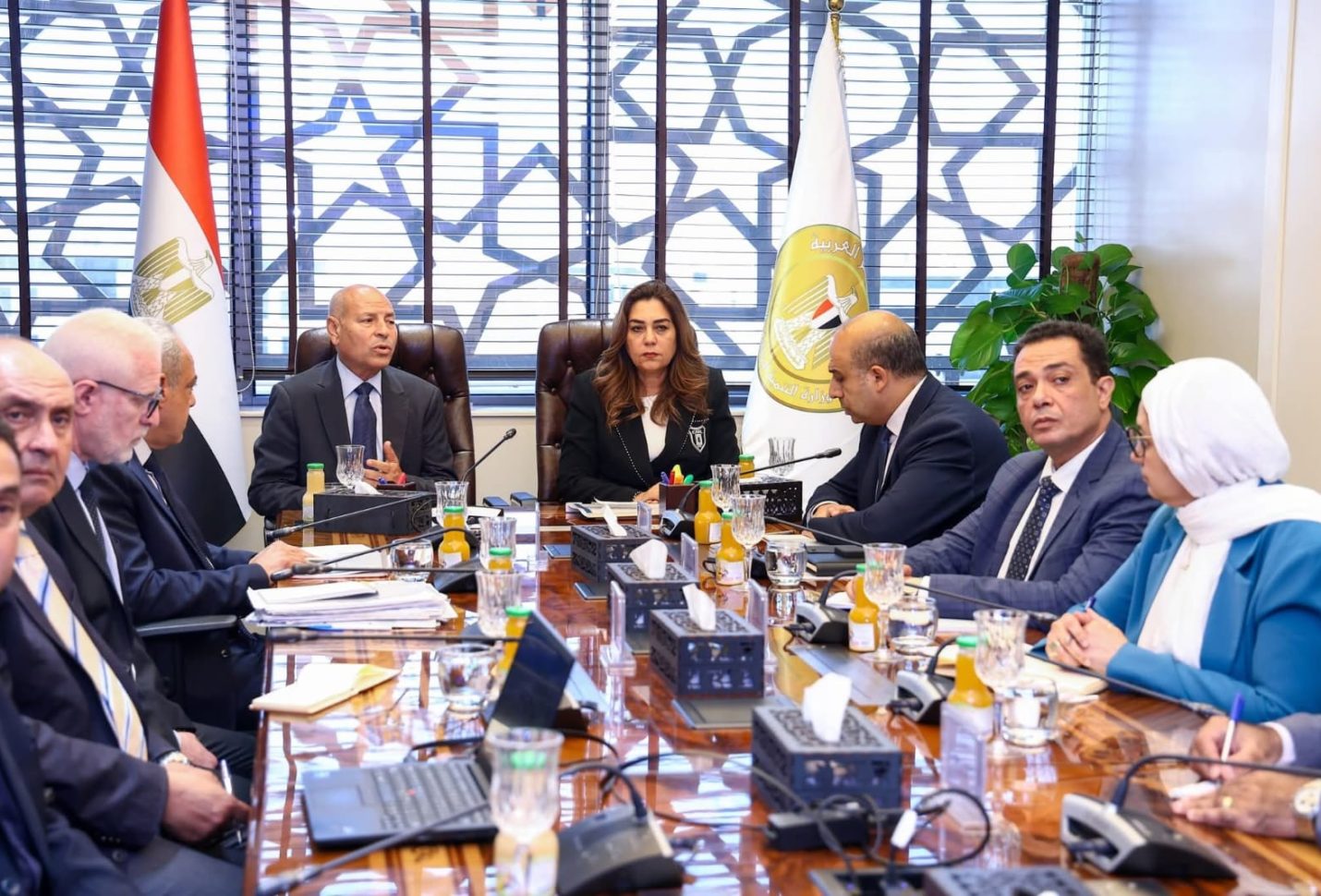 وزيرة التنمية المحلية والبيئة تبحث مع محافظ القاهرة تطوير منظومة الإدارة المتكاملة للمخلفات بالقاهرة ومستجدات موقع العاشر من رمضان