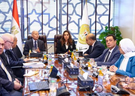 وزيرة التنمية المحلية والبيئة تبحث مع محافظ القاهرة تطوير منظومة الإدارة المتكاملة للمخلفات بالقاهرة ومستجدات موقع العاشر من رمضان
