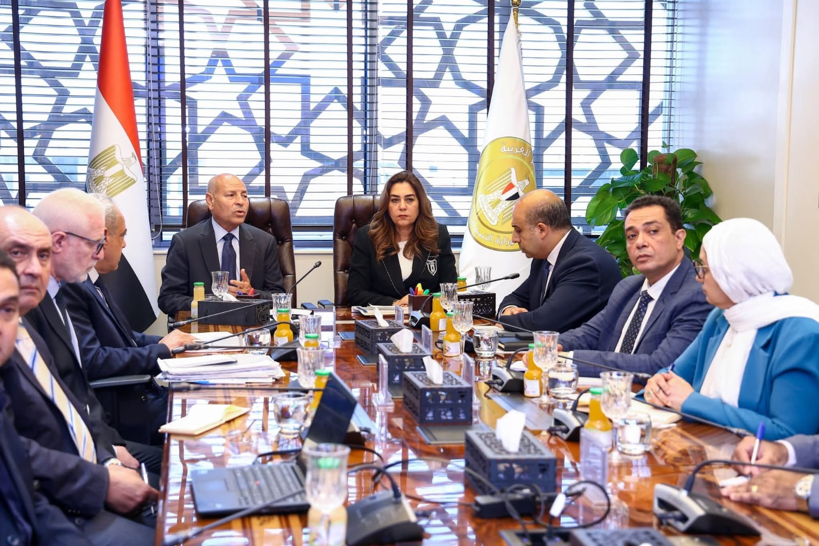 وزيرة التنمية المحلية والبيئة تبحث مع محافظ القاهرة تطوير منظومة الإدارة المتكاملة للمخلفات بالقاهرة ومستجدات موقع العاشر من رمضان