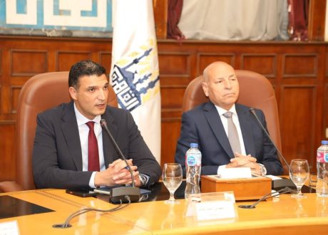 وزير الصناعة: شق الثعبان مؤهلة لتكون مركزًا عالميًا لصناعة الرخام والجرانيت