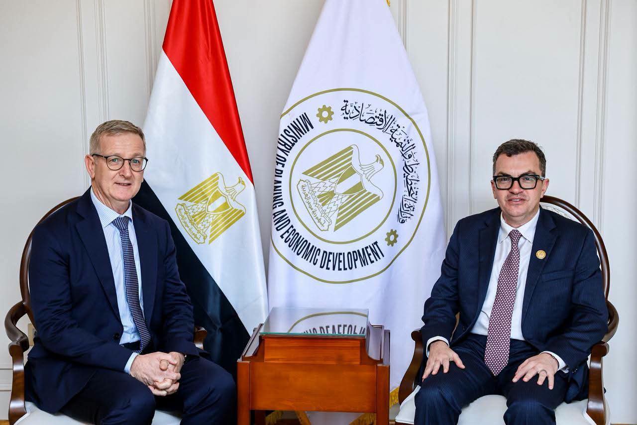 وزير التخطيط والتنمية الاقتصادية يبحث مع سفير أيرلندا تعزيز التعاون في مجالات “الاقتصاد الأخضر” والتكنولوجيا