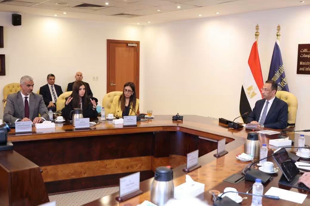  وزير الاتصالات وتكنولوجيا المعلومات يلتقي أعضاء لجنة التحول الرقمي بغرفة التجارة الأمريكية بالقاهرة