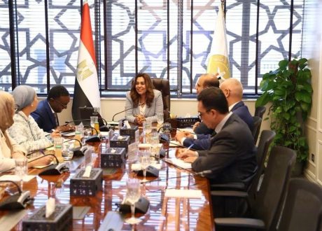 وزيرة التنمية المحلية والبيئة تبحث مع ممثلى البنك الدولي سبل تسريع وتيرة العمل بمشروع المدينة المتكاملة للمخلفات بالعاشر من رمضان